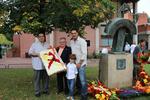 La Federaci&oacute; Catalana de Judo amb la seva ofrena floral