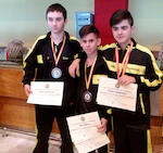 Oviedo (centre) y Flores (dreta) amb el company d'equip amb qui es van proclamar subcampions d'Espanya (foto cedida per la fam&iacute;lia de J.Flores)