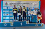 Joel Flores (tercer per l'esquerra) posa al podi amb la seva medalla de bronze. Jes&uacute;s Oviedo (primer per la dreta), amb el diploma acreditatiu del seu 6&egrave; lloc. Foto cedida per la fam&iacute;lia de J.Flores