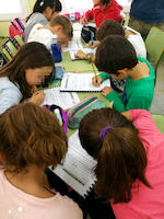 Alguns dels infants participants en les sessions informatives a les escoles