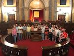 Els i les participants en la sortida, al Parlament de Catalunya. Foto: SLC de Badia del Vall&egrave;s