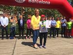 L'alcaldessa, Eva Menor, lliura el diploma commemoratiu a la Candelaria, de 83 anys, en representaci&oacute; de tots els participants de Badia del Vall&egrave;s
