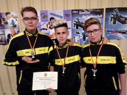 Jesús Oviedo (centre), subcampió per equips i desè en individual. Foto cedida per la família de J. Flores