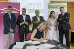 L'alcaldessa de Badia del Vall&egrave;s, Eva Menor, en el moment de la signatura de l'Acord Vall&egrave;s Circular