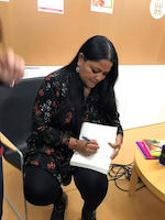 Asha Mir&oacute;, signant un exemplar del seu llibre