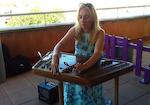 Una de les alumnes, professora de c&iacute;mbal a Bielor&uacute;ssia, va tocar aquest instrument originari del seu pa&iacute;s i de la zona de l'Europa central i oriental. Foto: SLC de Badia del Vall&egrave;s