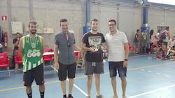 Lliurament del trofeu al guanyador del concurs de triples. Foto cedida pel CB Nou Badia