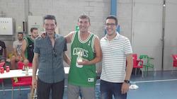 Trofeu al sotscampió del grup B. Foto cedida pel CB Nou Badia