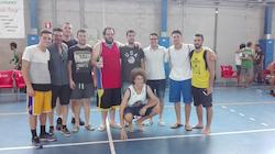 Els campions del grup B, amb el regidor d'Esports i el president del CB Nou Badia. Foto cedida pel club