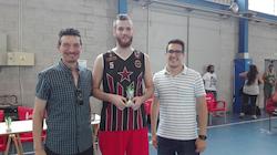 Lliurament del trofeu al sotscampió de la competició A. Foto cedida pel CB Nou Badia
