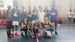 L'equip campió del nivell A posa amb el president del club i el regidor d'Esports de l'Ajuntament. Foto cedida pel CB Nou Badia