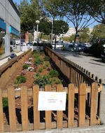 El parterre situat a l'av. de Burgos, amb un dels cartells pintats pels nens i nenes del Consell dels Infants