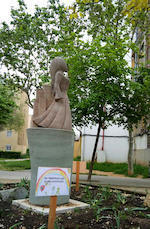 Pla&ccedil;a de la Dona, amb les flors tot just plantades i el cartell fet pels nens i les nenes del Casal dels Infants