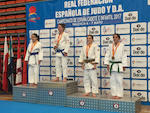 Valle Gonz&aacute;lez, primera per la dreta, al tercer calaix del podi amb la seva medalla de bronze. Foto: Club Judo Badia