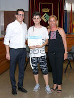 Joel Flores, amb el tinent d'alcadessa de l'&Agrave;rea de Presid&egrave;ncia i regidor d'Esports, Josep Mart&iacute;nez, i l'alcaldessa, Eva Menor, en la recepci&oacute; als esportistes m&eacute;s destacats de la temporada