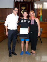 Jes&uacute;s Oviedo, amb el tinent d'alcadessa de l'&Agrave;rea de Presid&egrave;ncia i regidor d'Esports, Josep Mart&iacute;nez, i l'alcaldessa, Eva Menor, en la recepci&oacute; als esportistes m&eacute;s destacats de la temporada