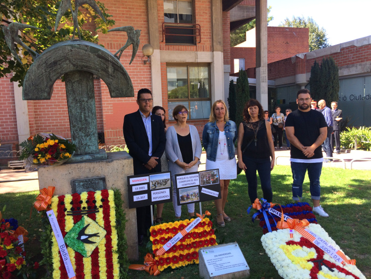 La delegaci de l'Ajuntament escolta solemnement el Cant dels Segadors. D'esq. a dreta: Rafael Moya, Elsabeth Ruiz, Teresa Carceller, Eva Menor, Pilar Paz, Rafael Muoz