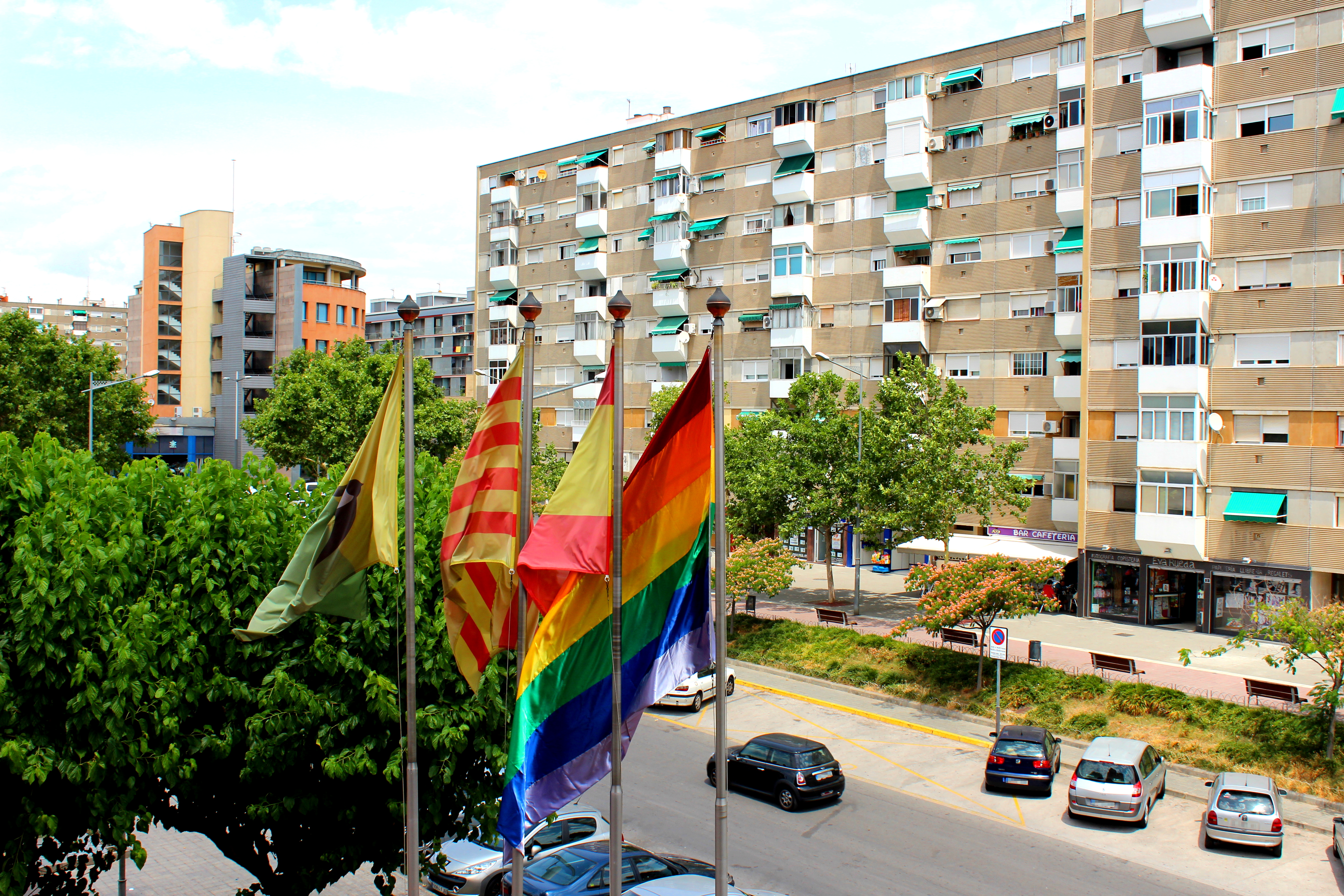 La bandera de l'Arc de Sant Mart� llueix a la fa�ana de l'Ajuntament de Badia del Vall�s