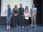 Alumnat premiat en el 15&egrave; Certamen Minerva, amb les autoritats