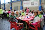Les persones participants a la passejada van dinar al Complex Esportiu