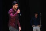 El raper Resnit (en primer terme) va interpretar tres cançons i va co-presentar la gala amb Sergio Mengual (al fons)