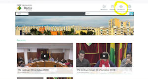 Captura de pantalla de la plataforma de retransmissió. A dalt, a la dreta, marcat en groc, el menú per accedir a l'emissió en directe del Ple