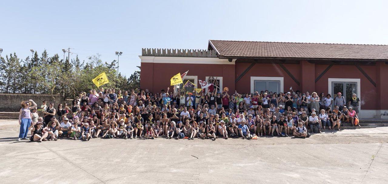 Imatge de grup de les persones participants en la caravana Abriendo Fronteras
