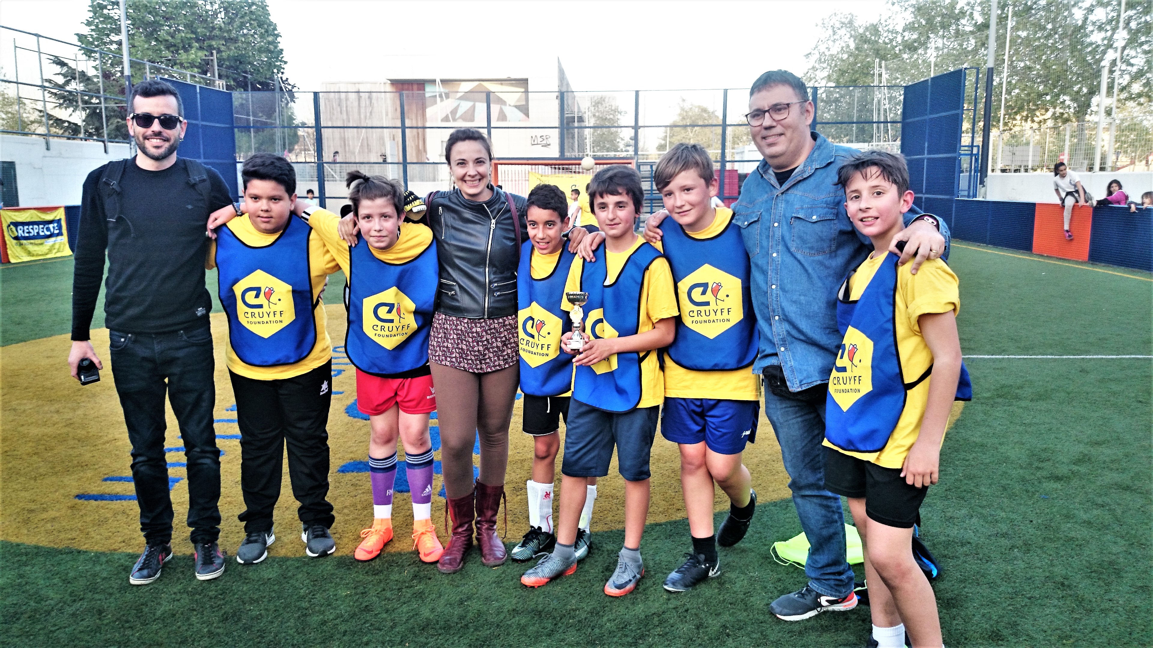 l'equip mascul guanyador amb els educadors d'infncia i el professor d'educaci fsica de Las Seguidillas