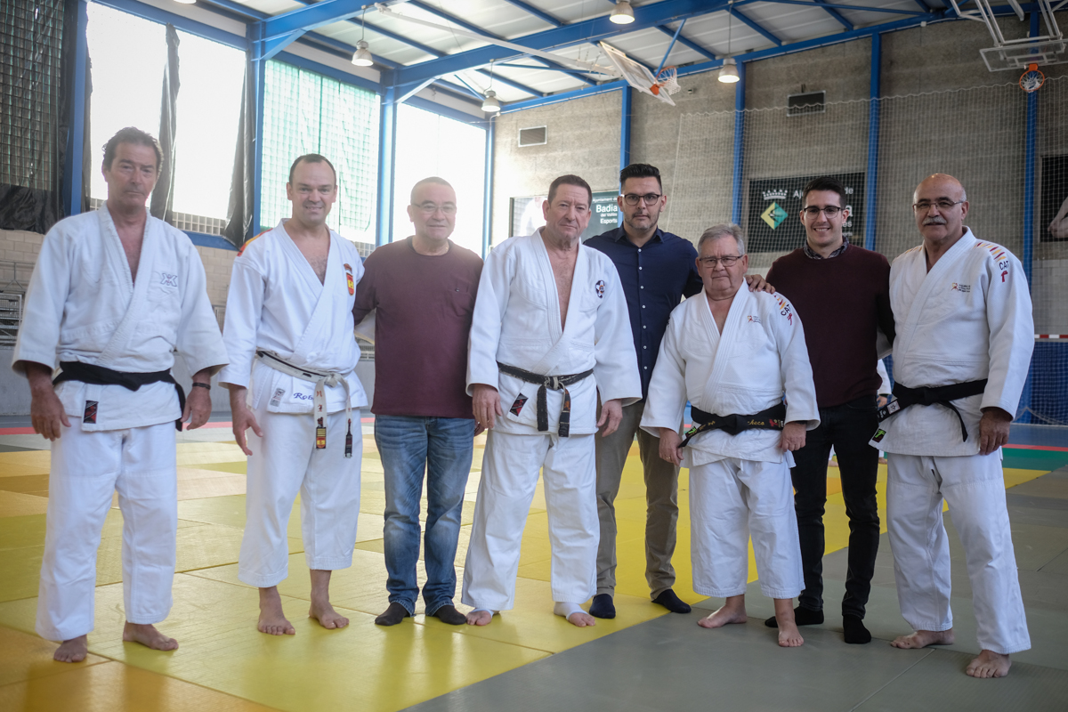 Representants de la Federaci i de l'Ajuntament, amb el professor, Juan Jos Robles