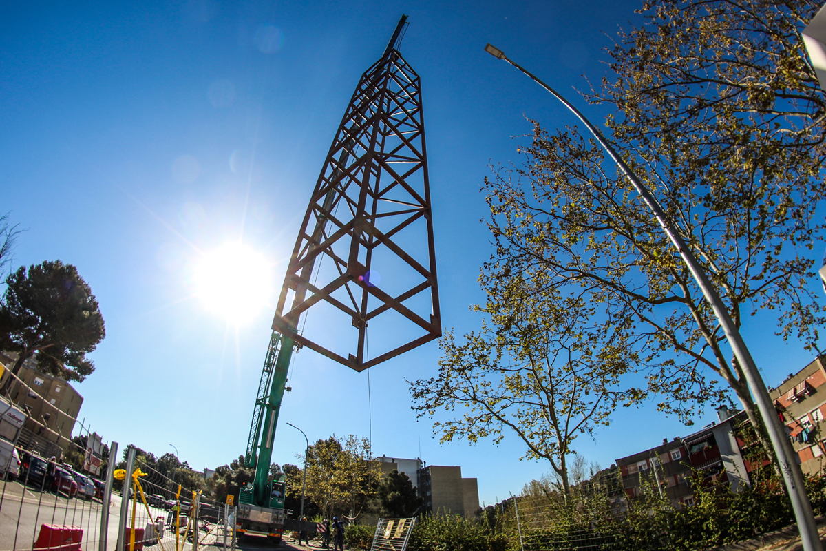 Installaci de l'estructura metllica de l'ascensor del carrer Btica