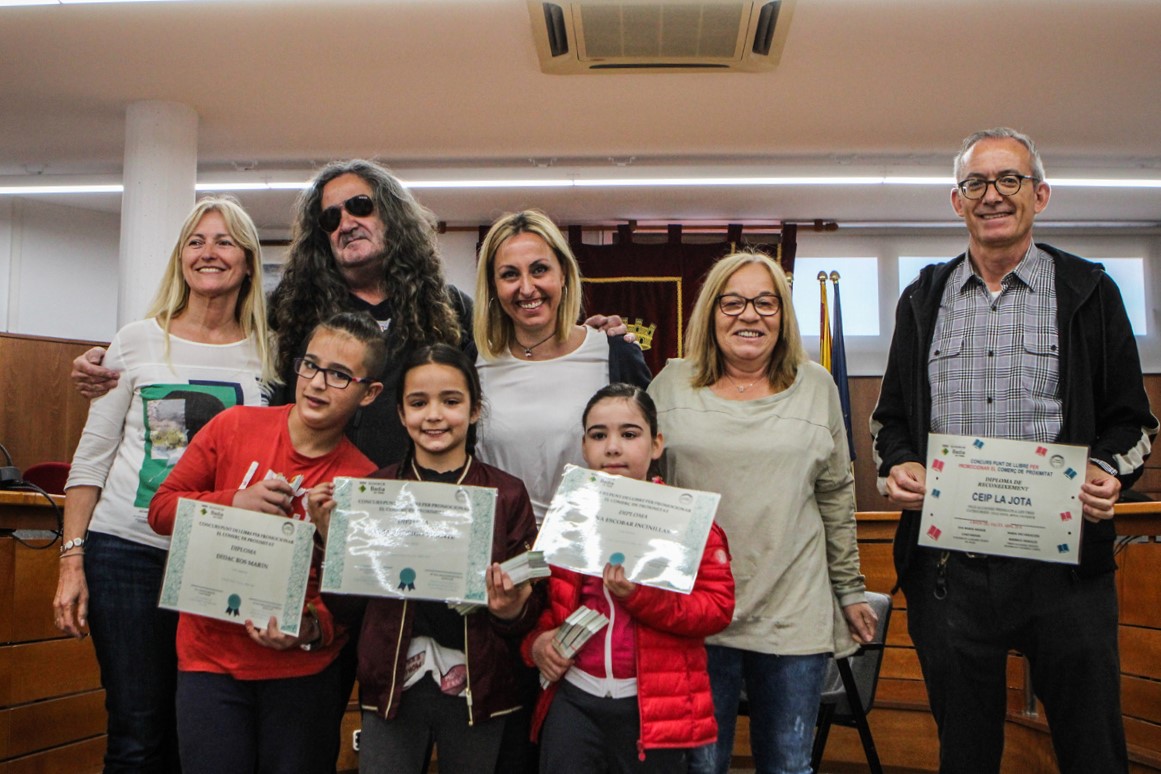 Lliurament dels diplomes als alumnes selecccionats en el concurs de punts de llibre.