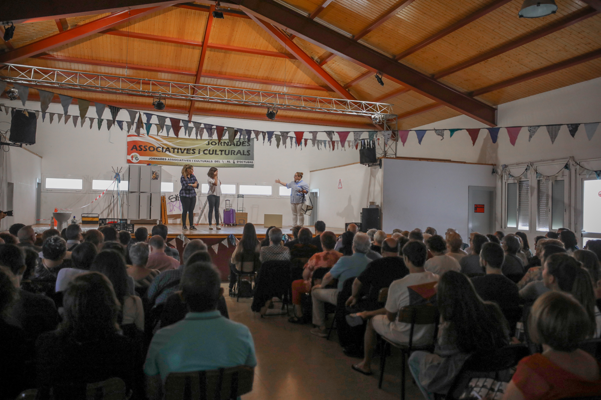 Un moment de l'actuaci del grup Skizodrama, a les Jornades Associatives i Culturals.