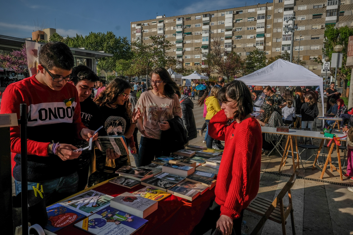 Un moment de la diada de Sant Jordi a la plaa Major de Badia