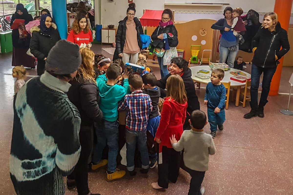 Save The Children lliura joguines i material de psicomotricitat al Pati de La Mainada