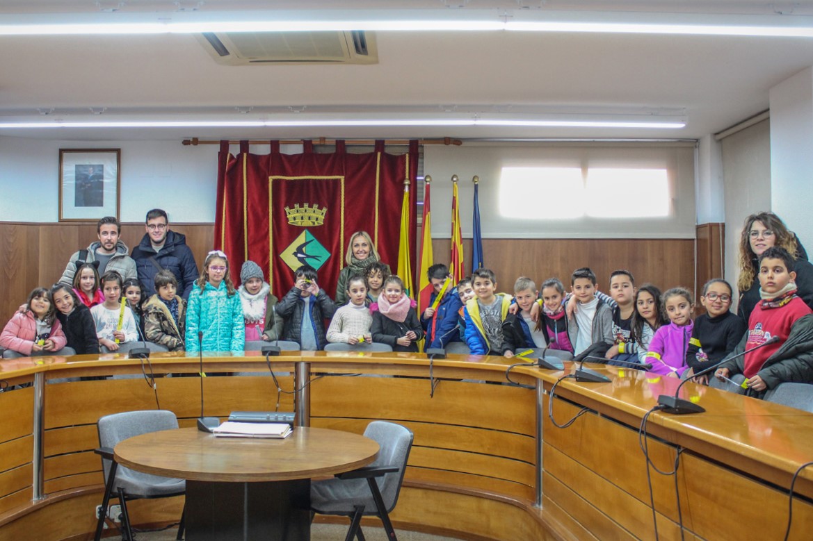 L'alumnat de 3B de Las Seguidillas, amb l'equip docent i l'alcaldessa, Eva Menor.