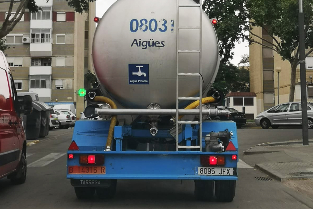 Per donar servei als vens afectats, hi haur un cami cisterna de subministrament d'aigua.