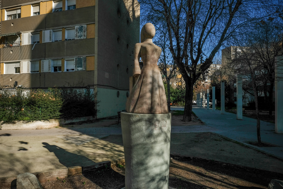 l'esttua de la dona, a la plaa 8 de Mar