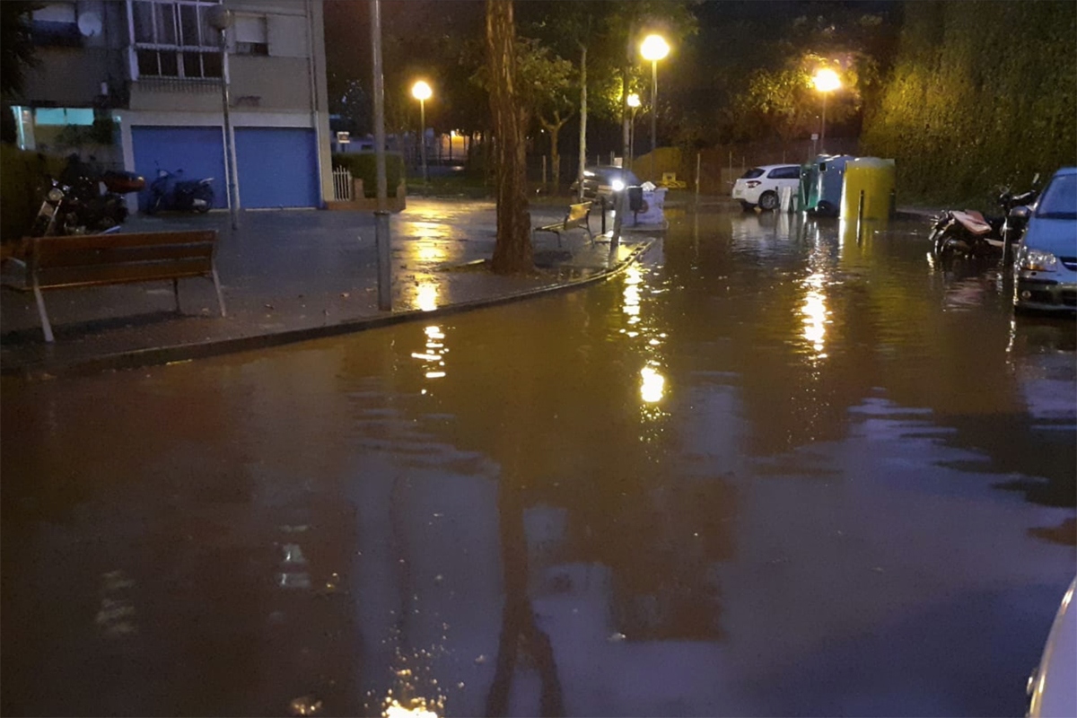 Acumulacions d'aigua per les fortes pluges d'avui a Badia.