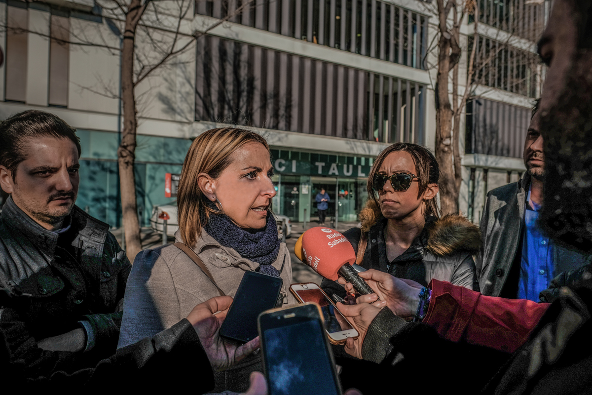 L'alcaldessa, Eva Menor, fent declaracions als mitjans de comunicaci