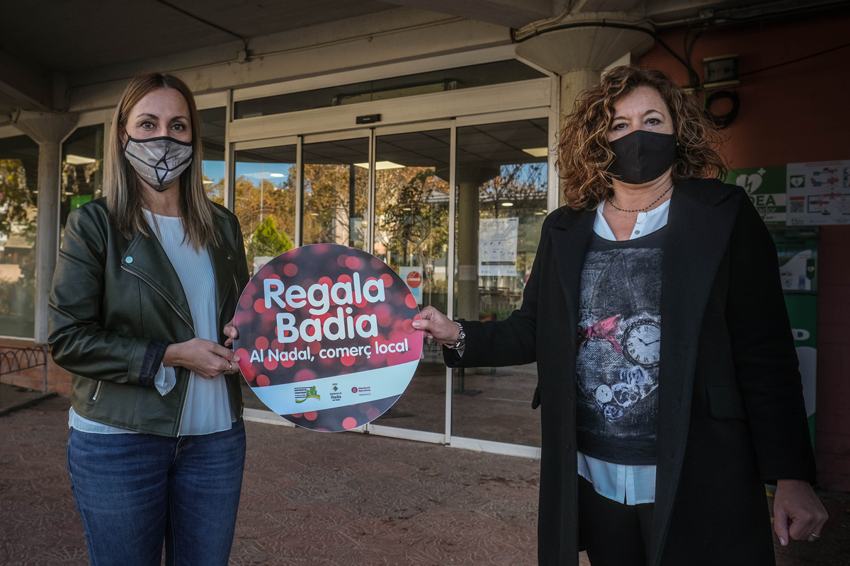 La presidenta de lAssociaci de Comerciants de Badia del Valls, Slvia Nicolau, sha reunit amb lalcaldessa, Eva Menor, per donar inici a la campanya “Regala Badia. Al Nadal, comer local”.