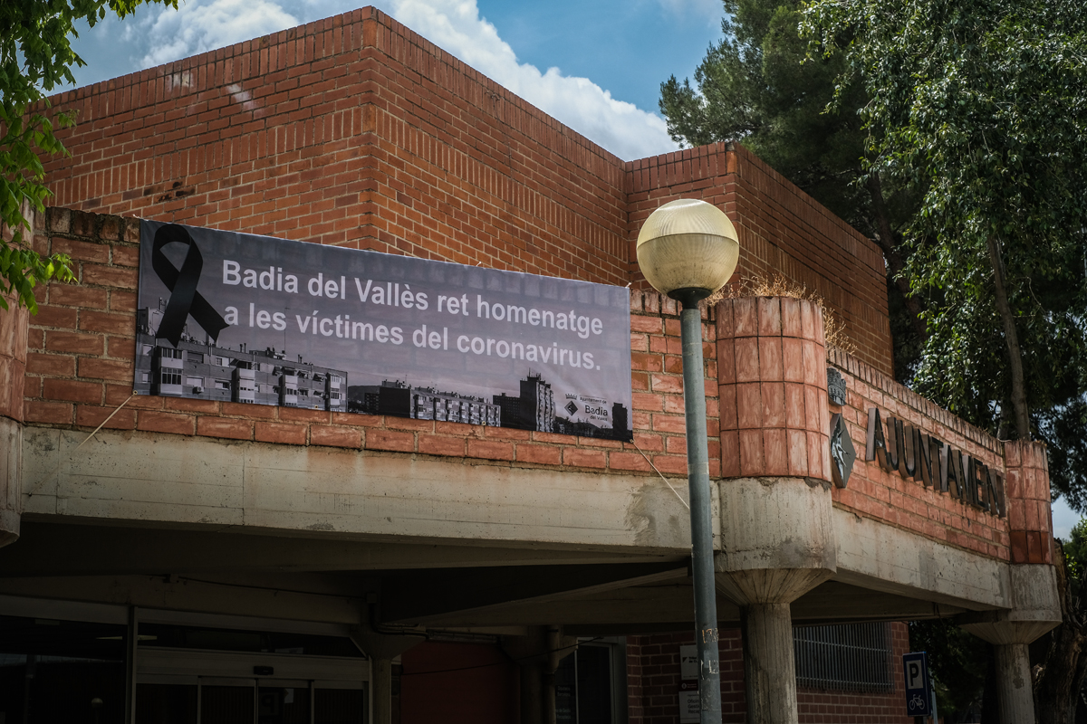 La faana de l'Ajuntament mostra des d'avui una banderola en homenatge a les vctimes del coronavirus.