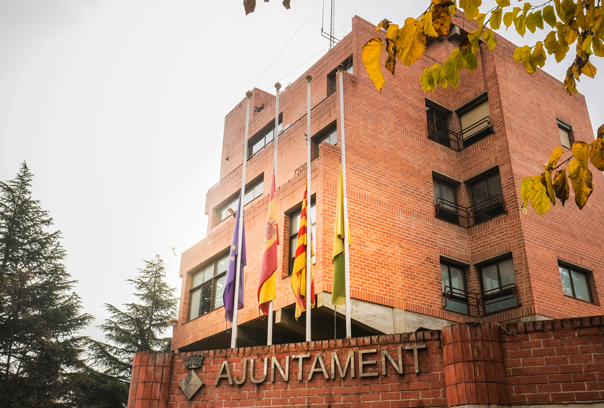 Les banderes de lAjuntament han onejat avui a mig pal en senyal de dol per les vctimes de lincendi de la de la nau de Badalona.