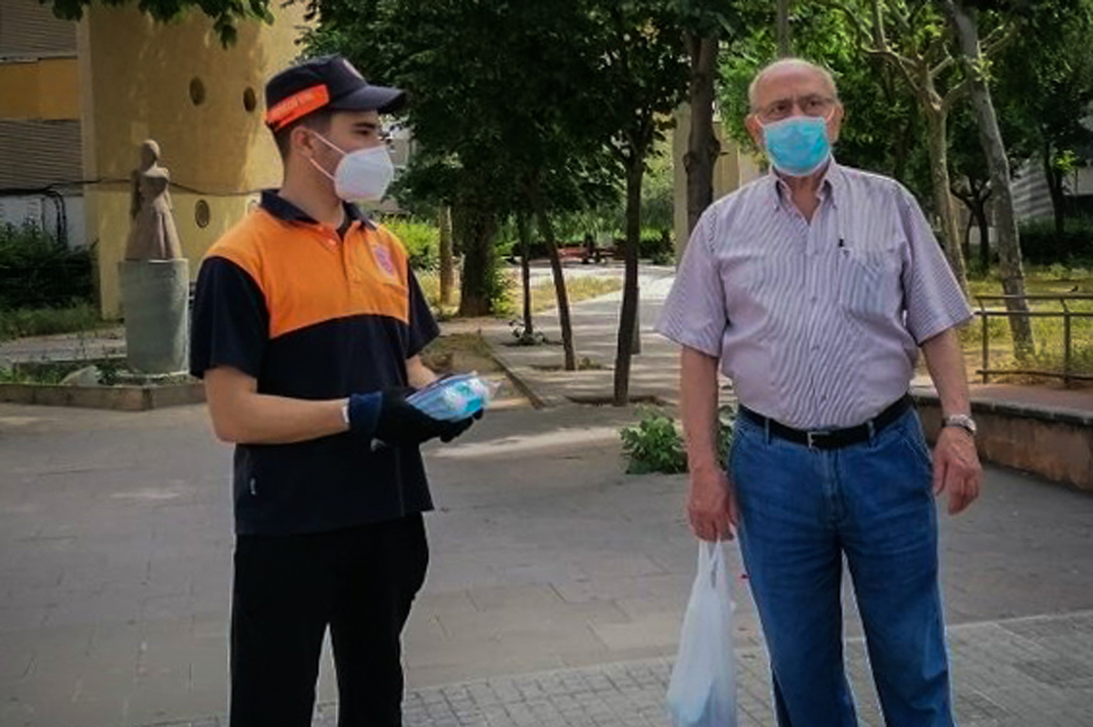 Protecci Civil distribueix dptics i mascaretes entre la poblaci el dia que Badia entra a la fase 1