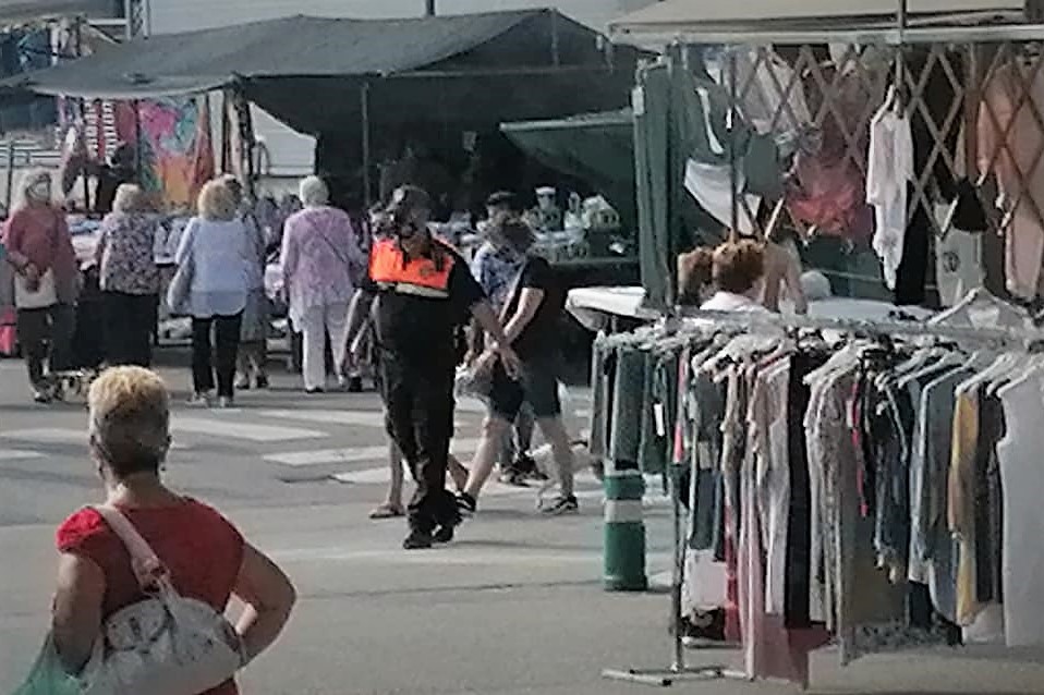 Dem, reobertura del mercat ambulant, amb reducci de laforament i control daccs