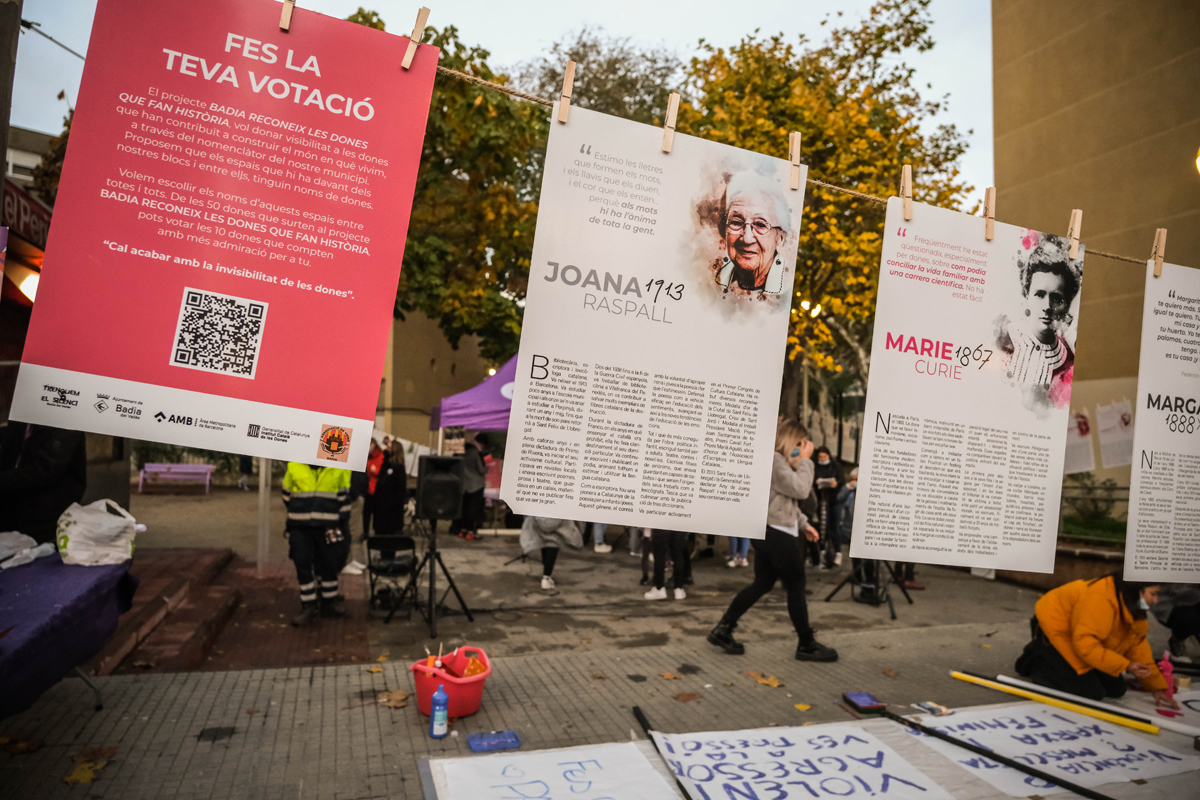 Mostra del llibre Badia reconeix les dones que fan histria, durant els actes de commemoraci del 25-N