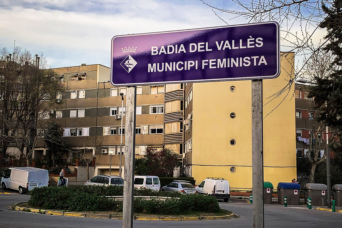 Badia del Valls declara, mitjanant tres panells informatius als accessos a la poblaci, que s una ciutat compromesa amb la igualtat efectiva entre dones i homes.