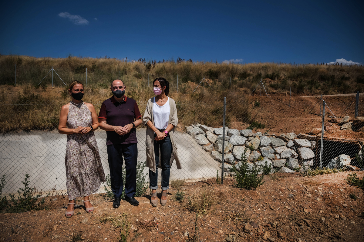 Les alcaldesses de Sabadell, Marta Farrs; de Badia del Valls, Eva Menor, i l'alcalde de Barber del Valls, Xavier Garcs, han visitat aquest mat l'mbit dels treballs del collector de Can Gorgs.