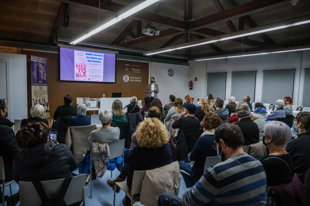 La Biblioteca de Badia, plena en l'acte de presentaci del llibre Badia reconeix les dones que fan histria