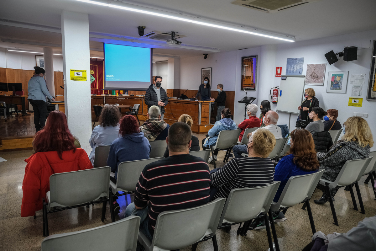 Sessi formativa a les associacions de defensa dels animals per millorar el benestar dels gats a les colnies de Badia