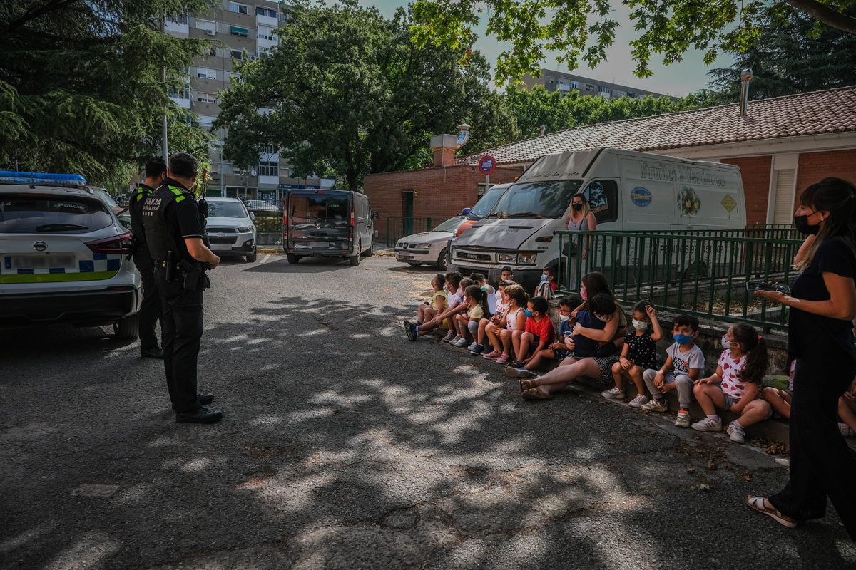 Els infants de P4 de La Jota visiten la Policia Local